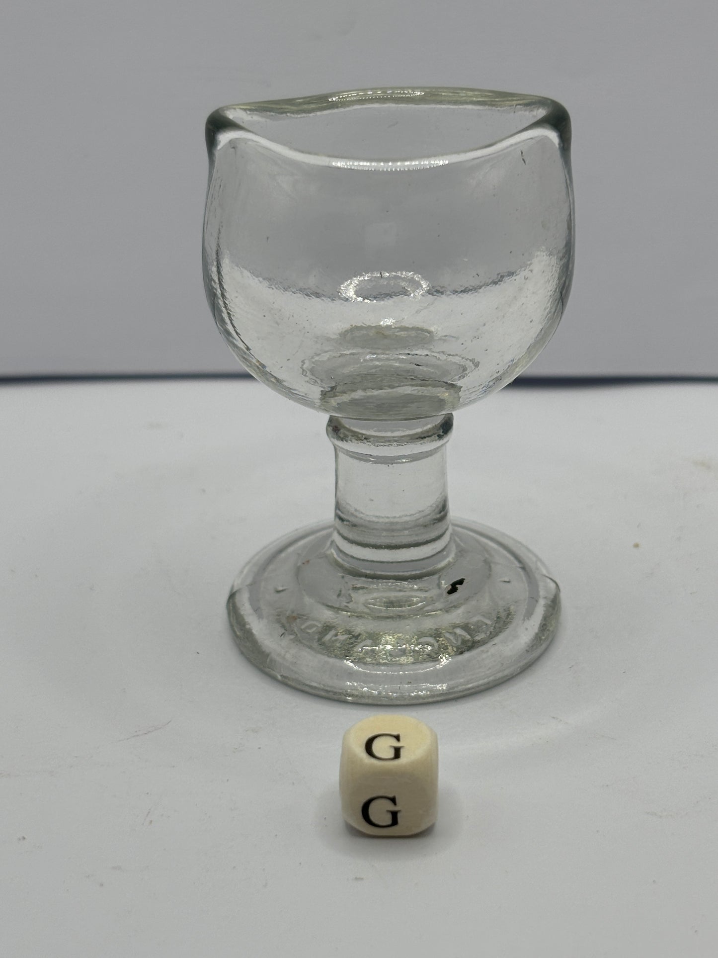 Clear glass eye bath (G)