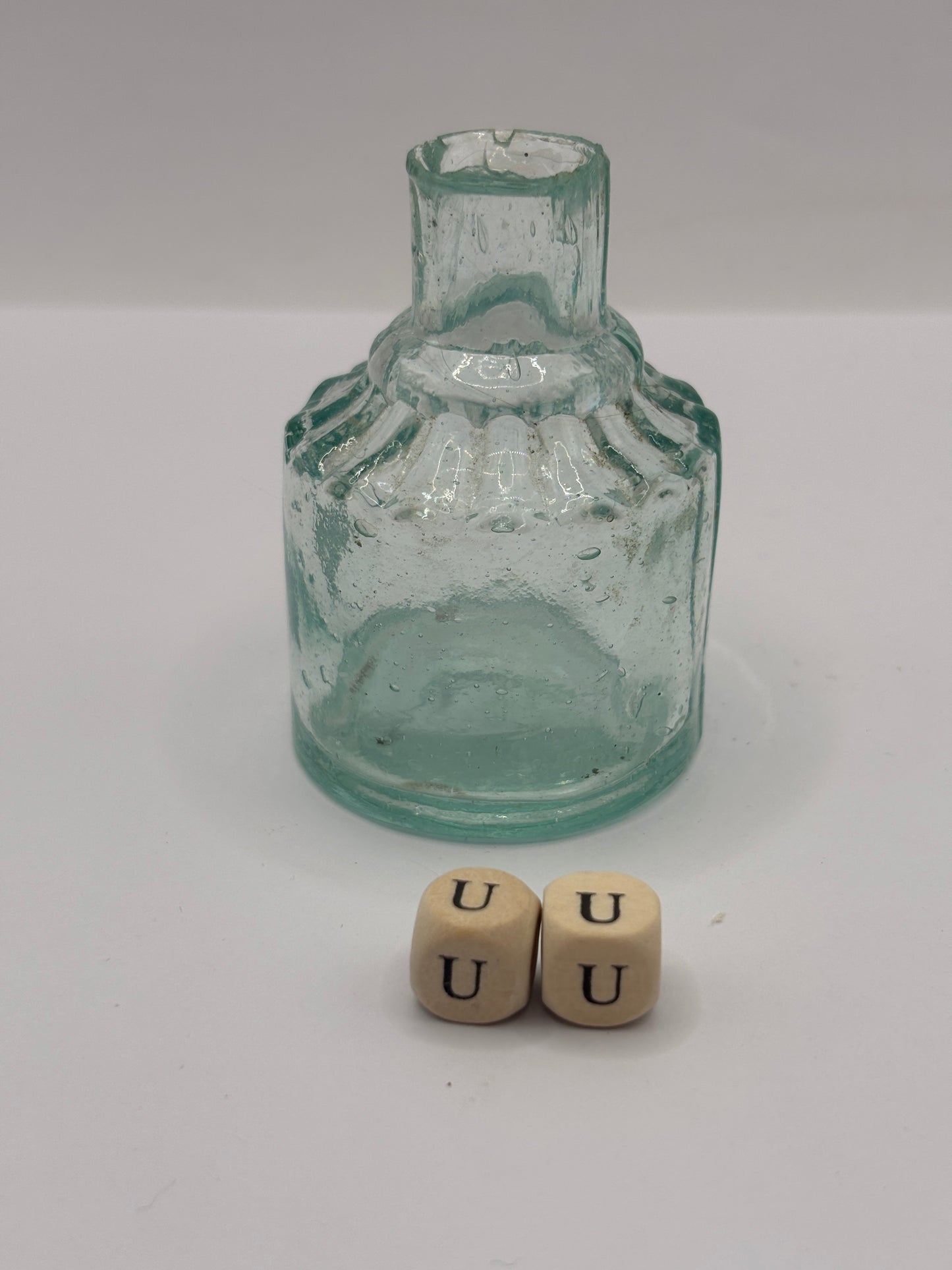 Old dark aqua glass inkwell (uu)