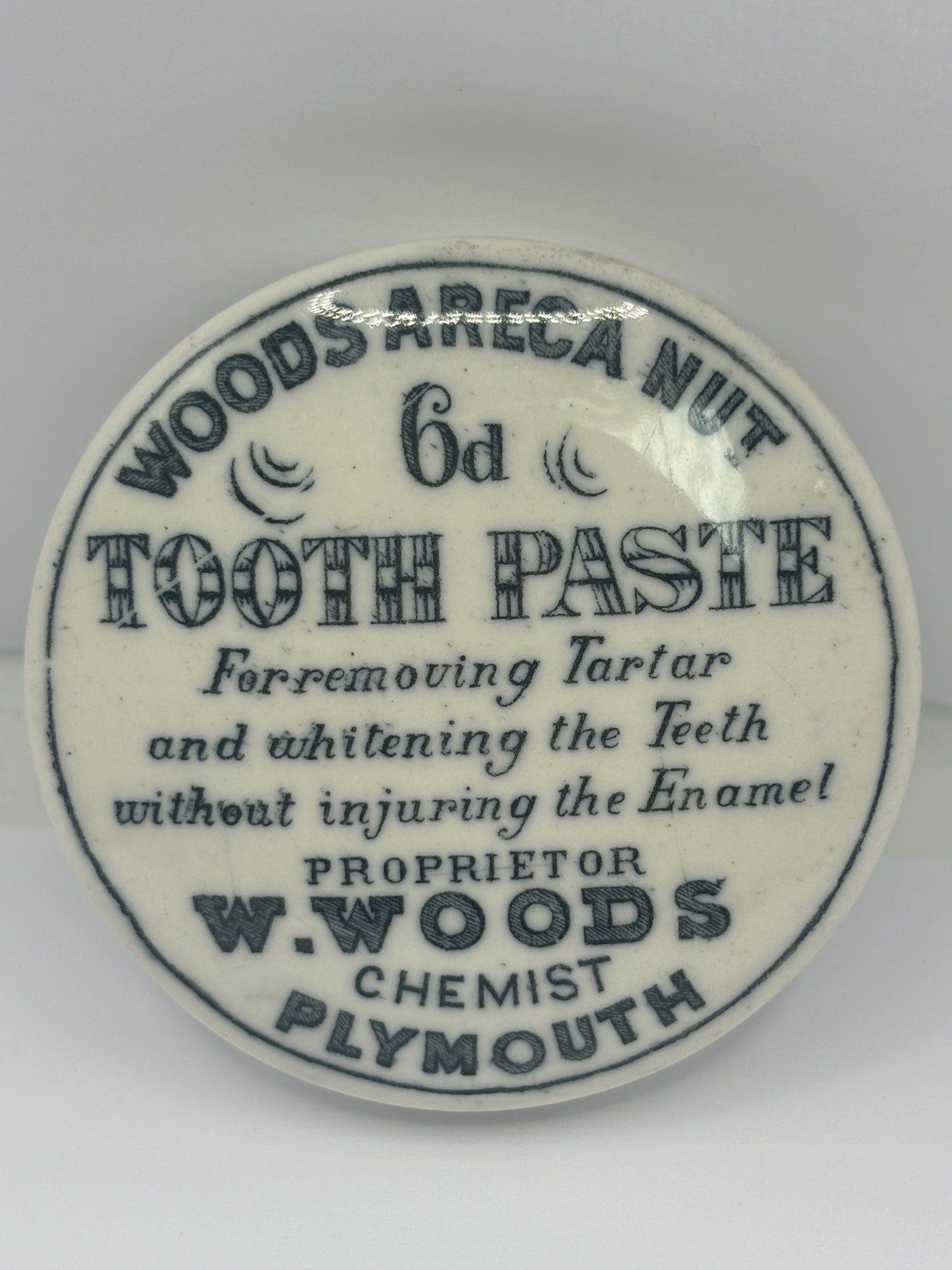 Wood’s black and white advertising lid