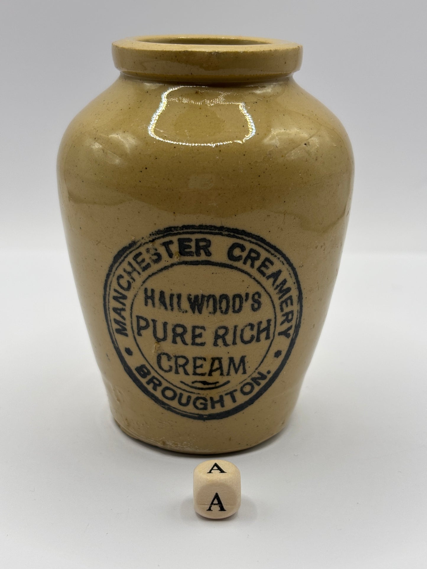 Old Manchester advertising cream pot, Hailwoods rich cream (a)