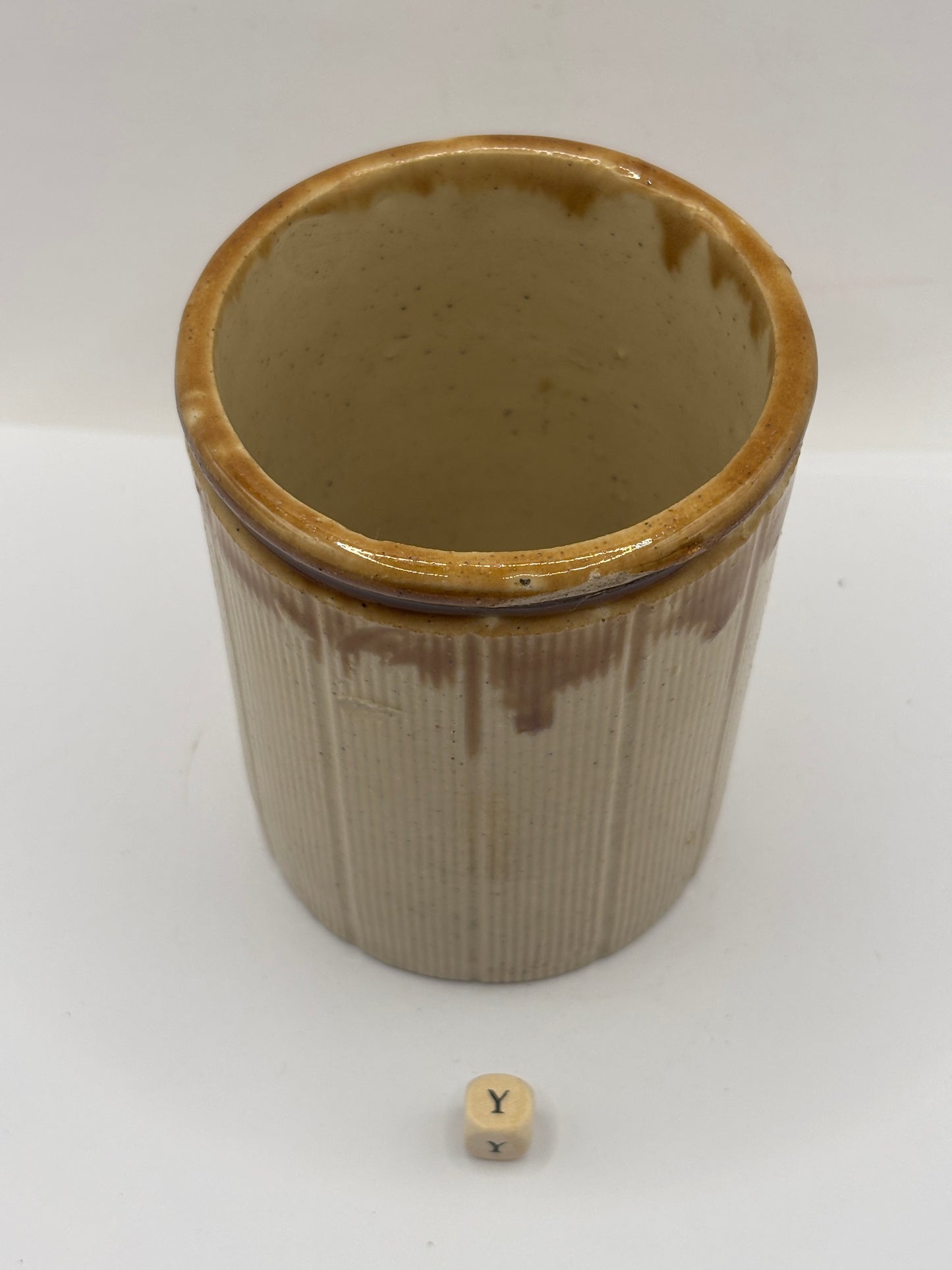 Old brown top ribbed stoneware jam pot (Y)