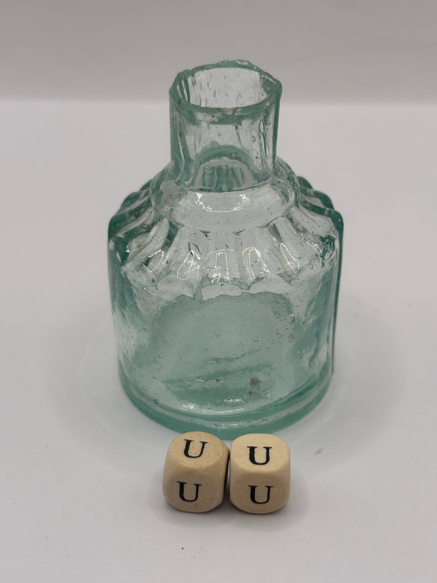 Old dark aqua glass inkwell (uu)