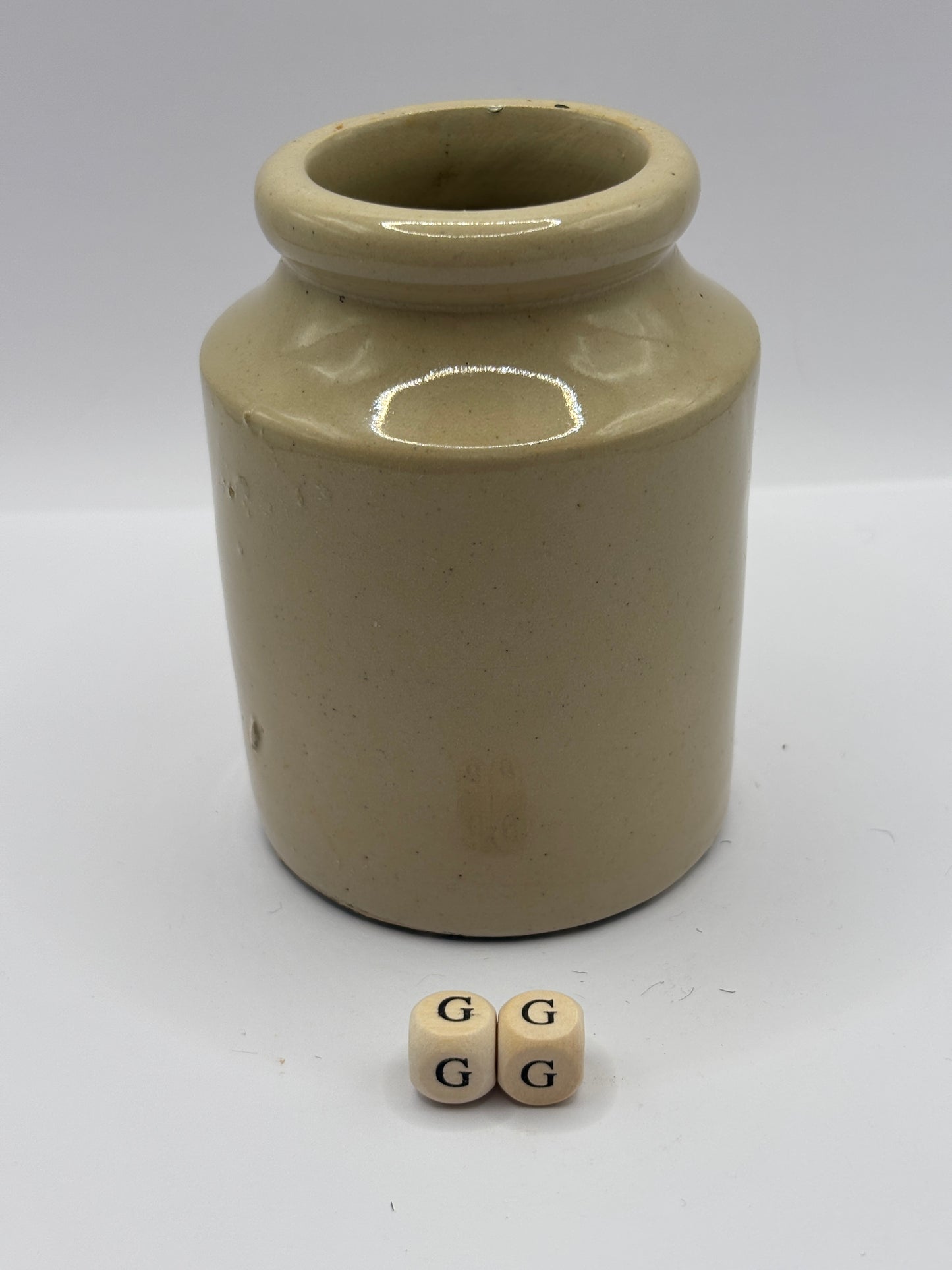 Old stoneware jar (GG)