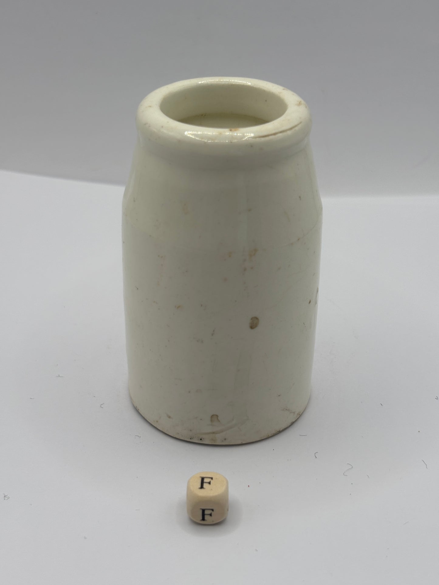 Old white stoneware jar, creamer, churn (E)
