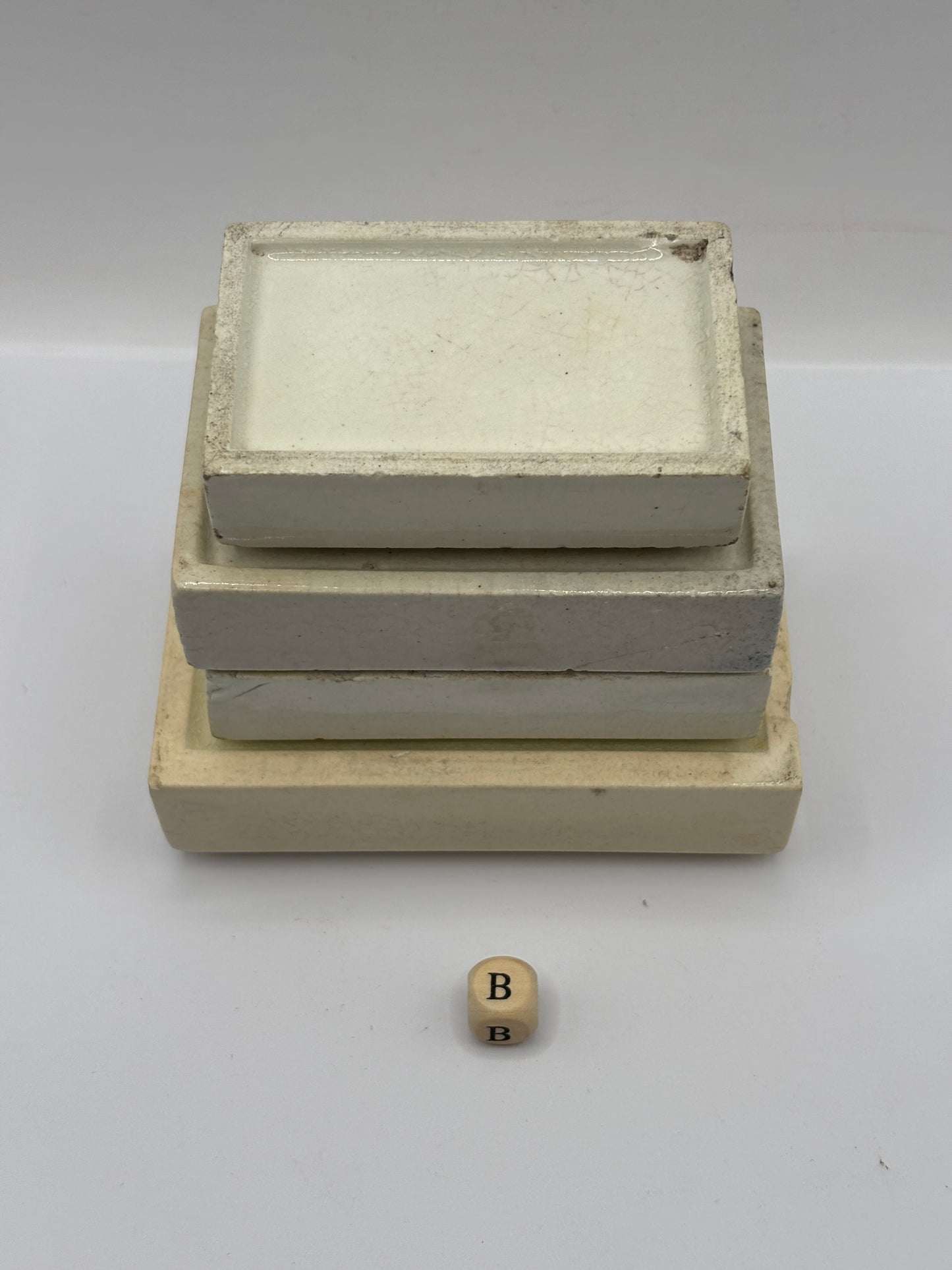 4 old rectangular bases, stackers (B) damages