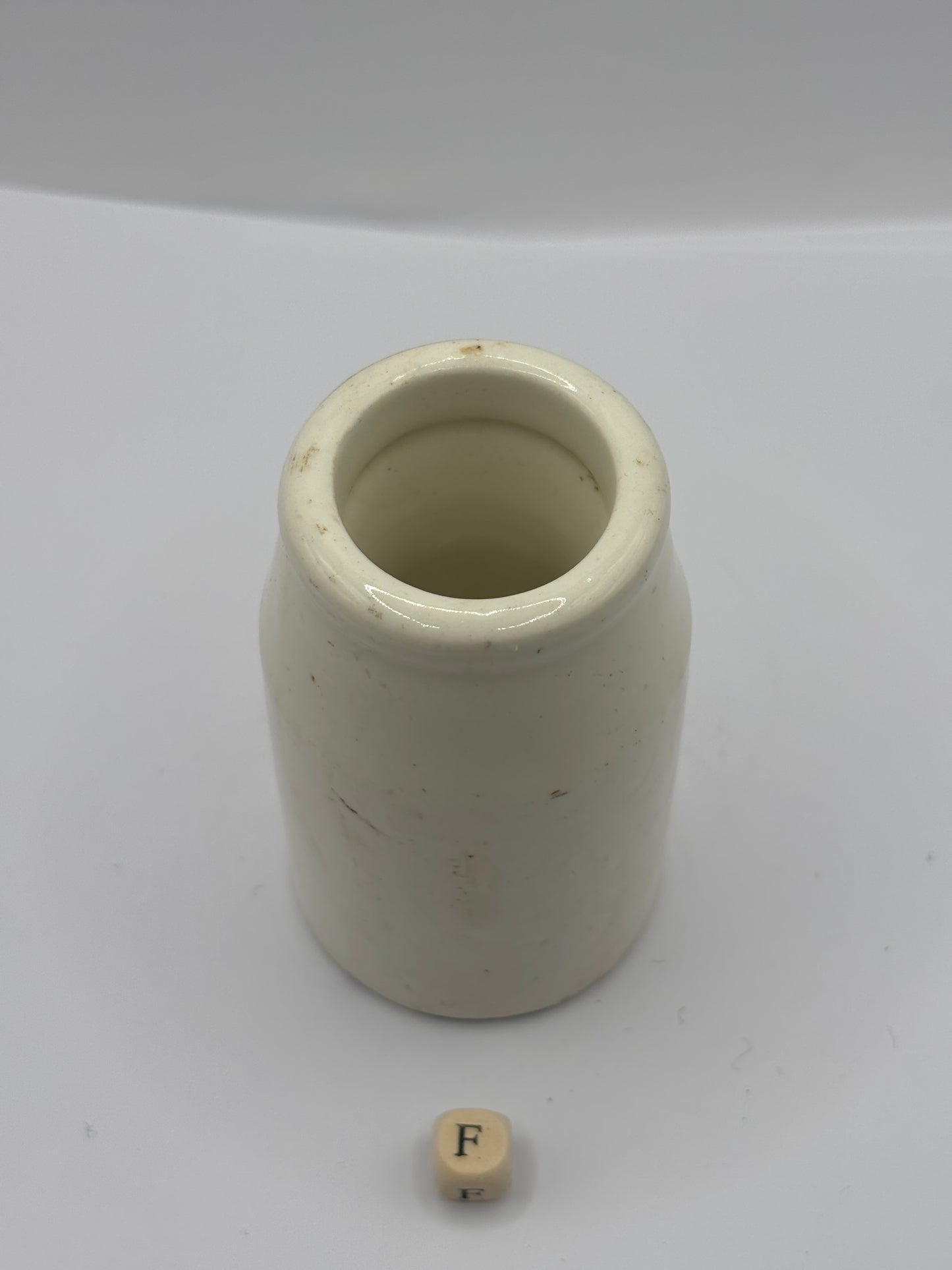 Old white stoneware jar, creamer, churn (E)