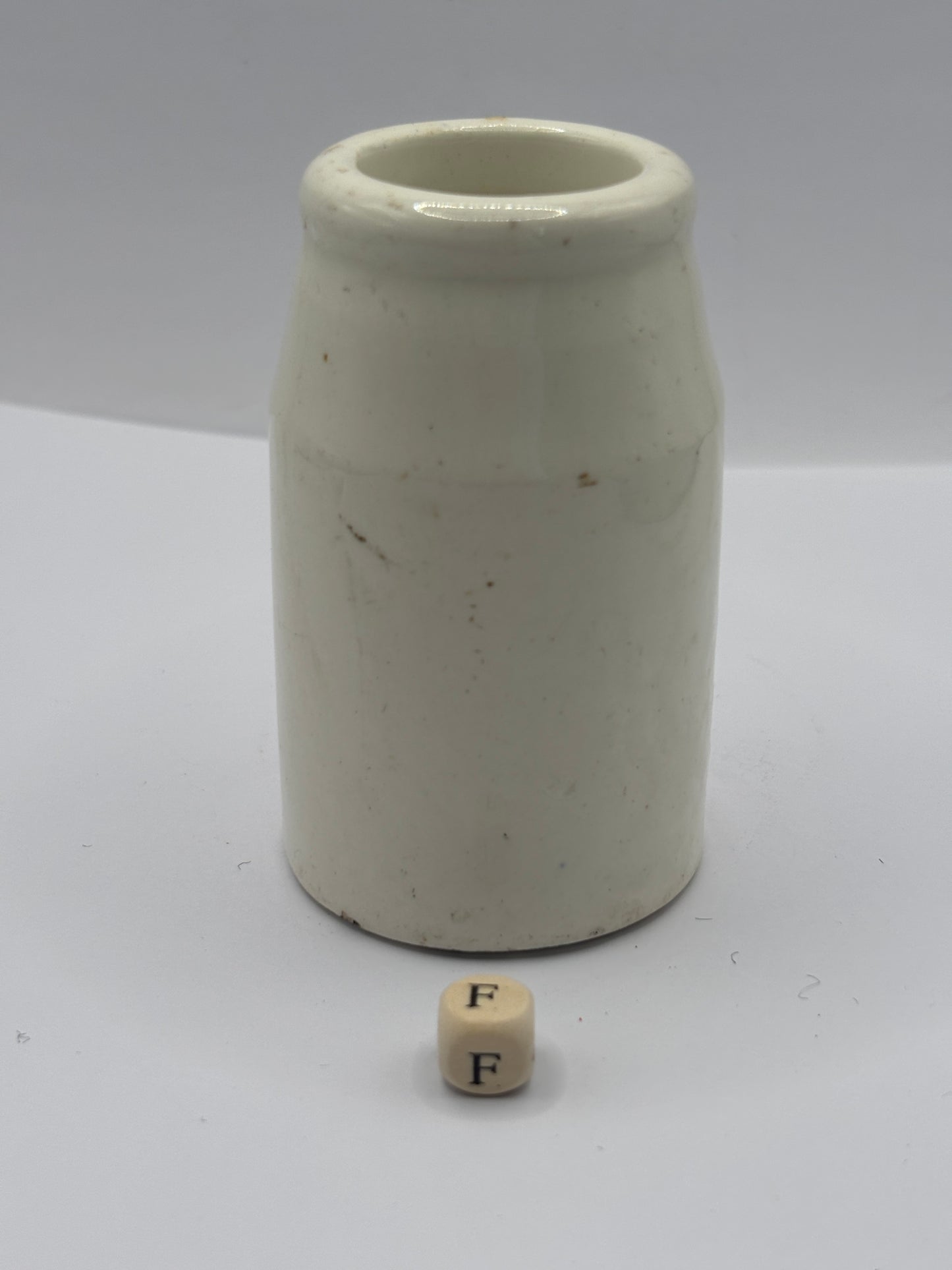 Old white stoneware jar, creamer, churn (E)