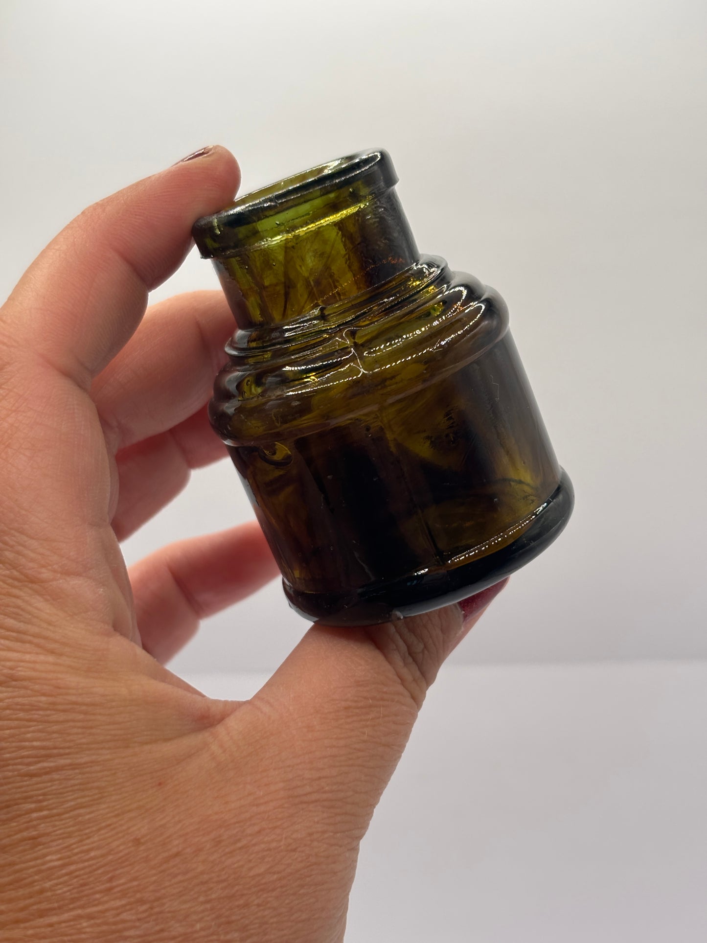 Old dark amber inkwell, ink bottle. Swirly (ee)