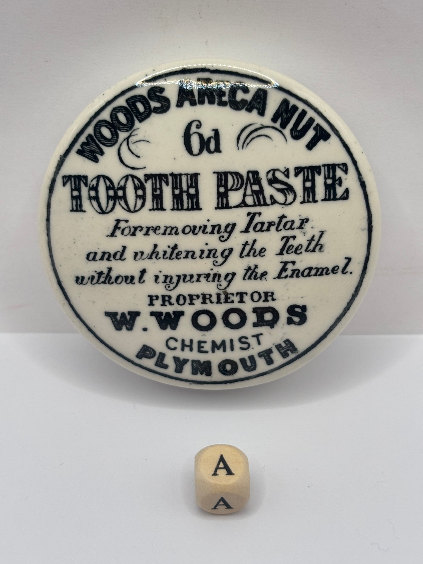 Old advertising lid, Woods areca nut tooth paste (a)