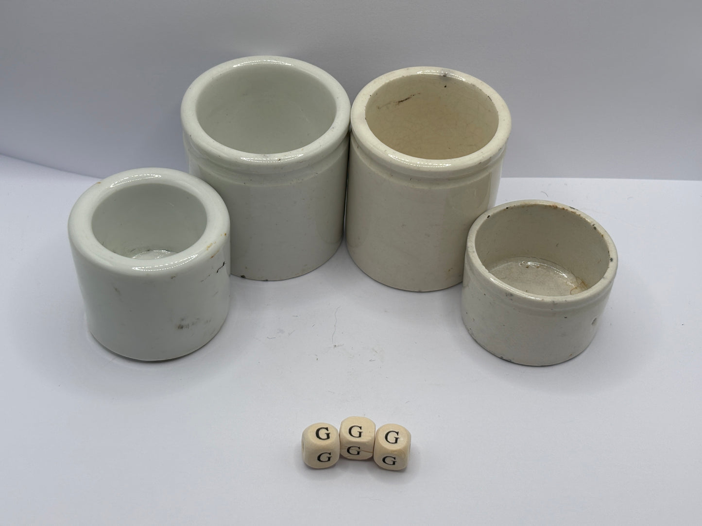 4 small stoneware pots (GGG)