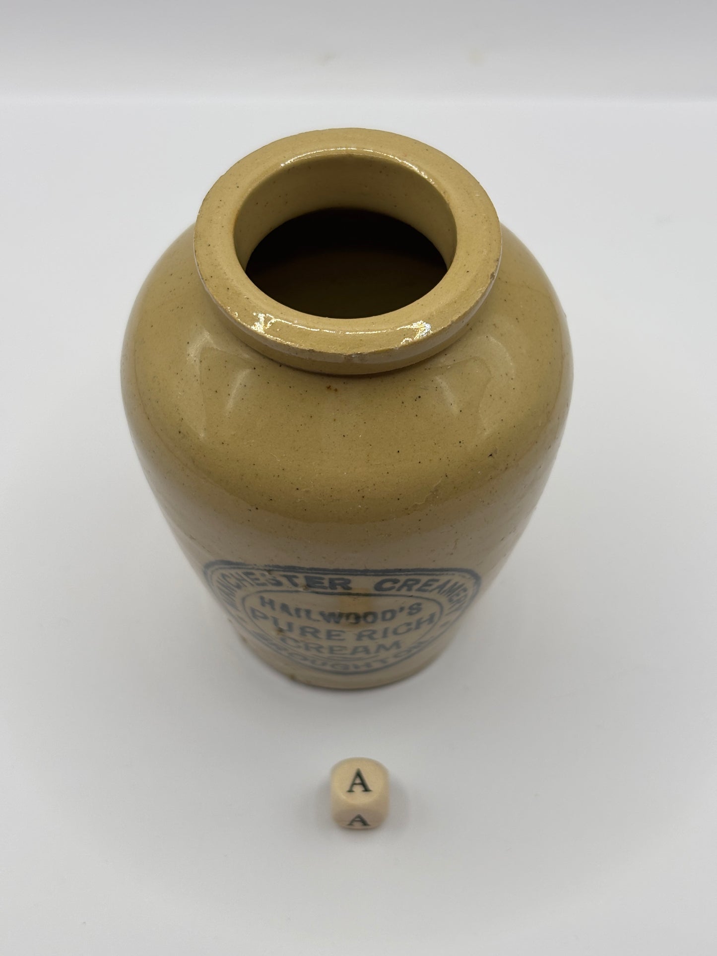 Old Manchester advertising cream pot, Hailwoods rich cream (a)