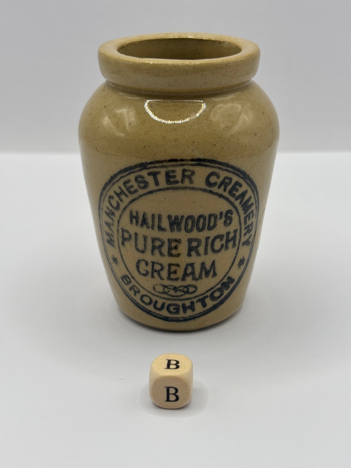 Old Manchester advertising cream pot, Hailwoods rich cream (B)