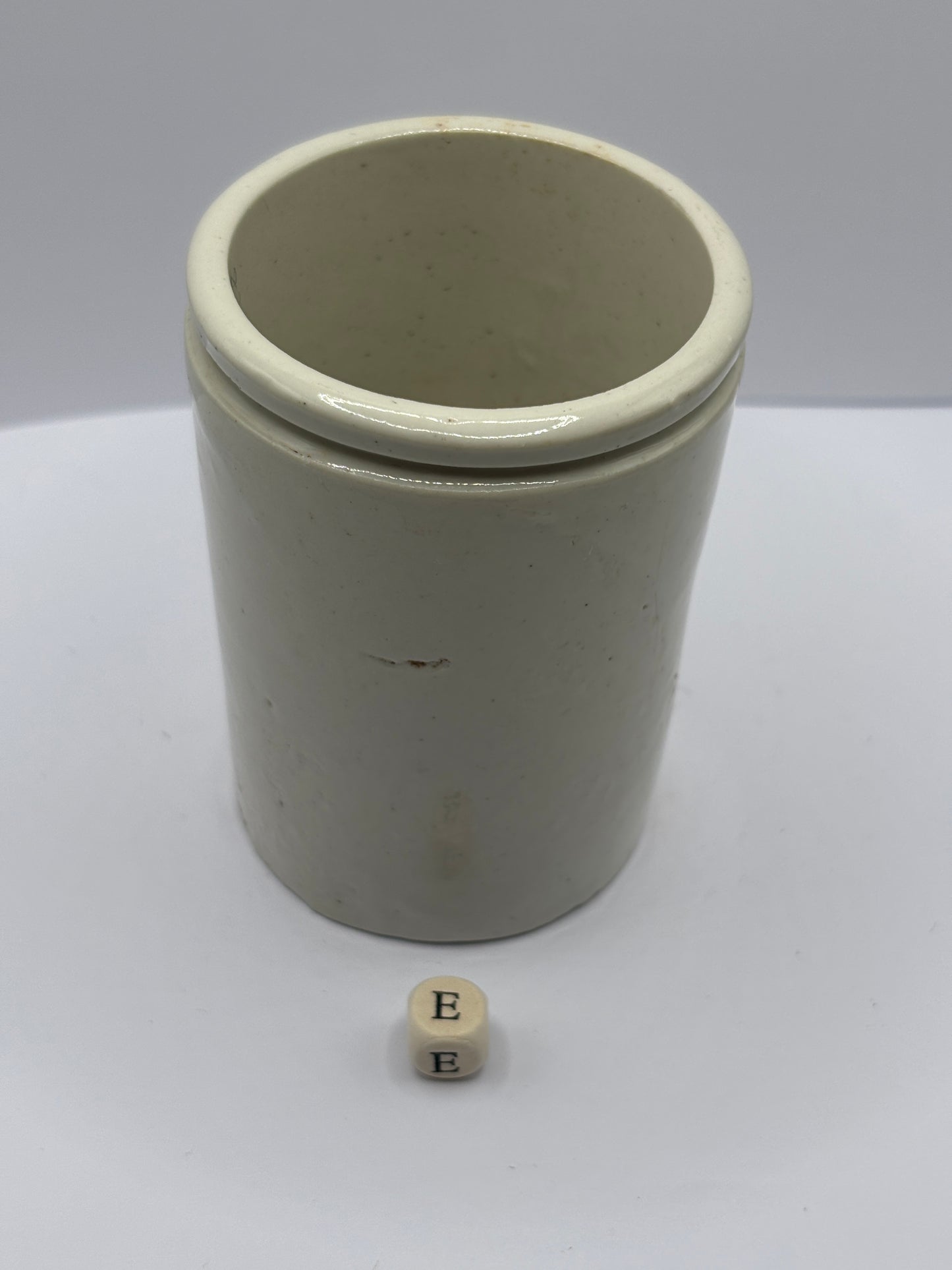 Old stoneware pot (e)