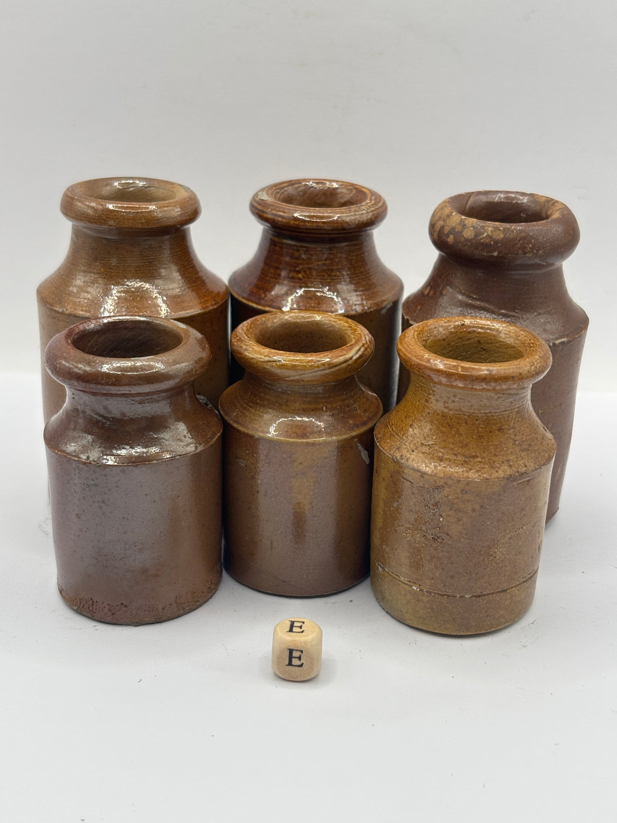6 small brown stoneware pots (E)