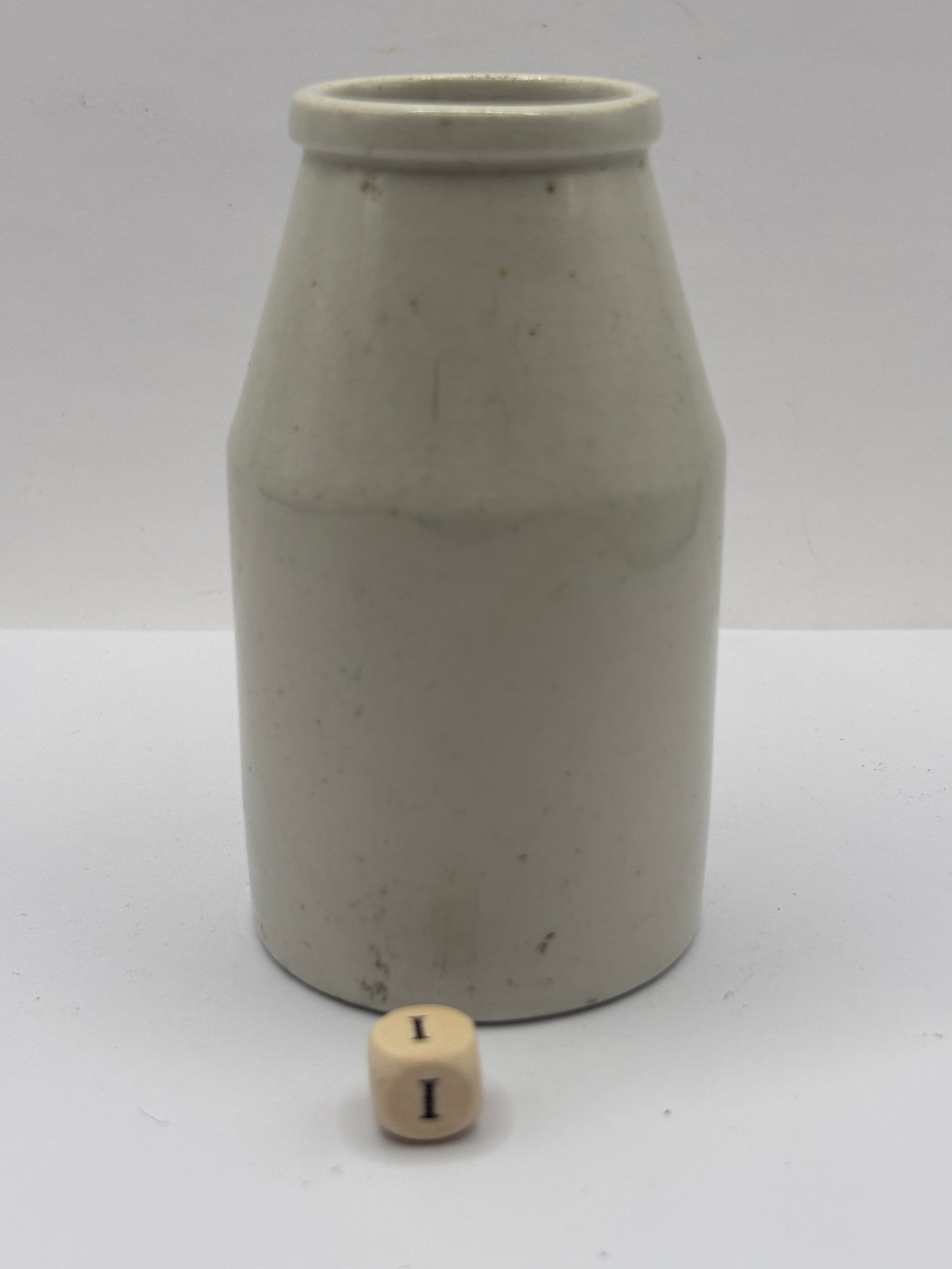Old white stoneware jar, creamer, churn (i)