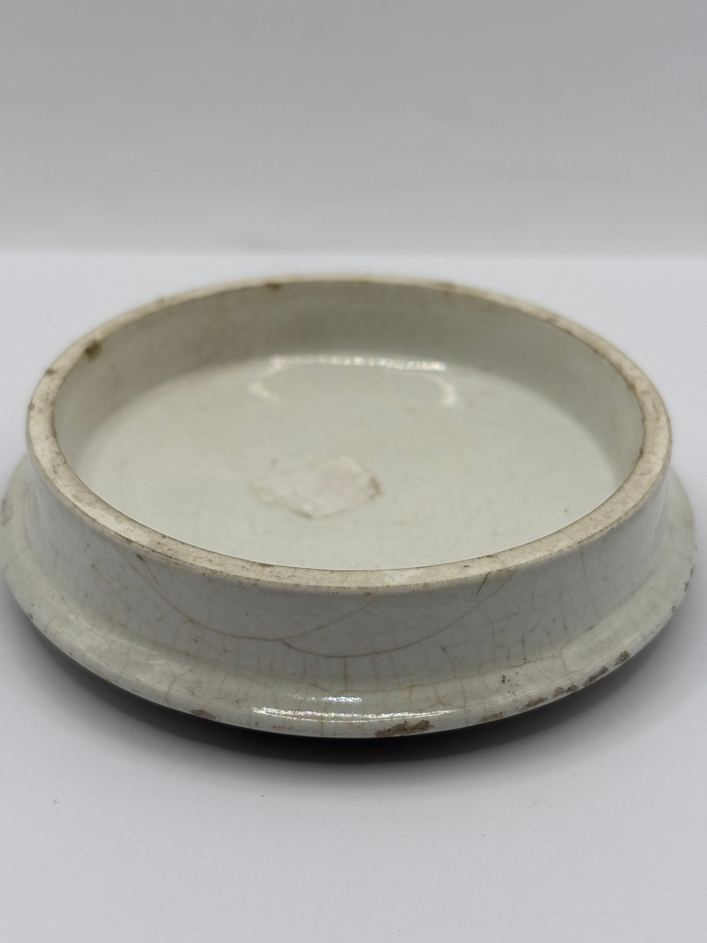 Old Prattware lid, On guard. Hairline