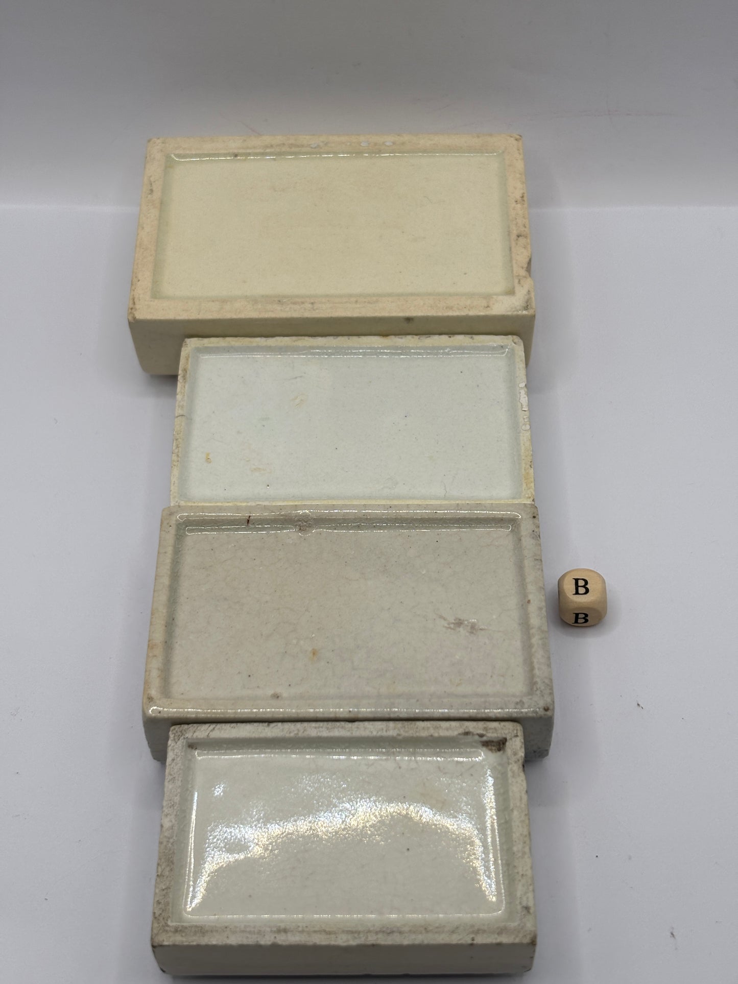 4 old rectangular bases, stackers (B) damages