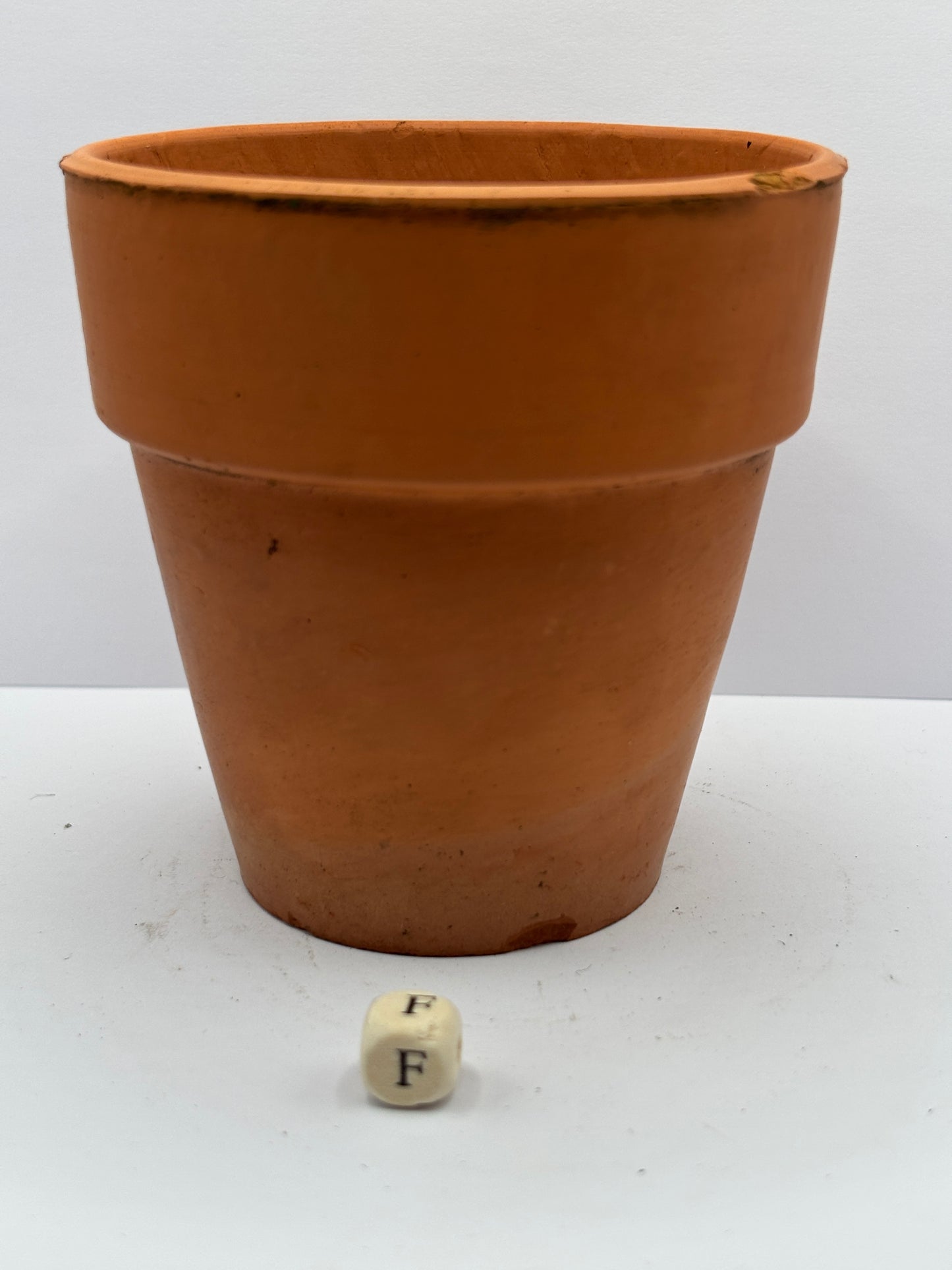 Old terracotta plant pot (F)